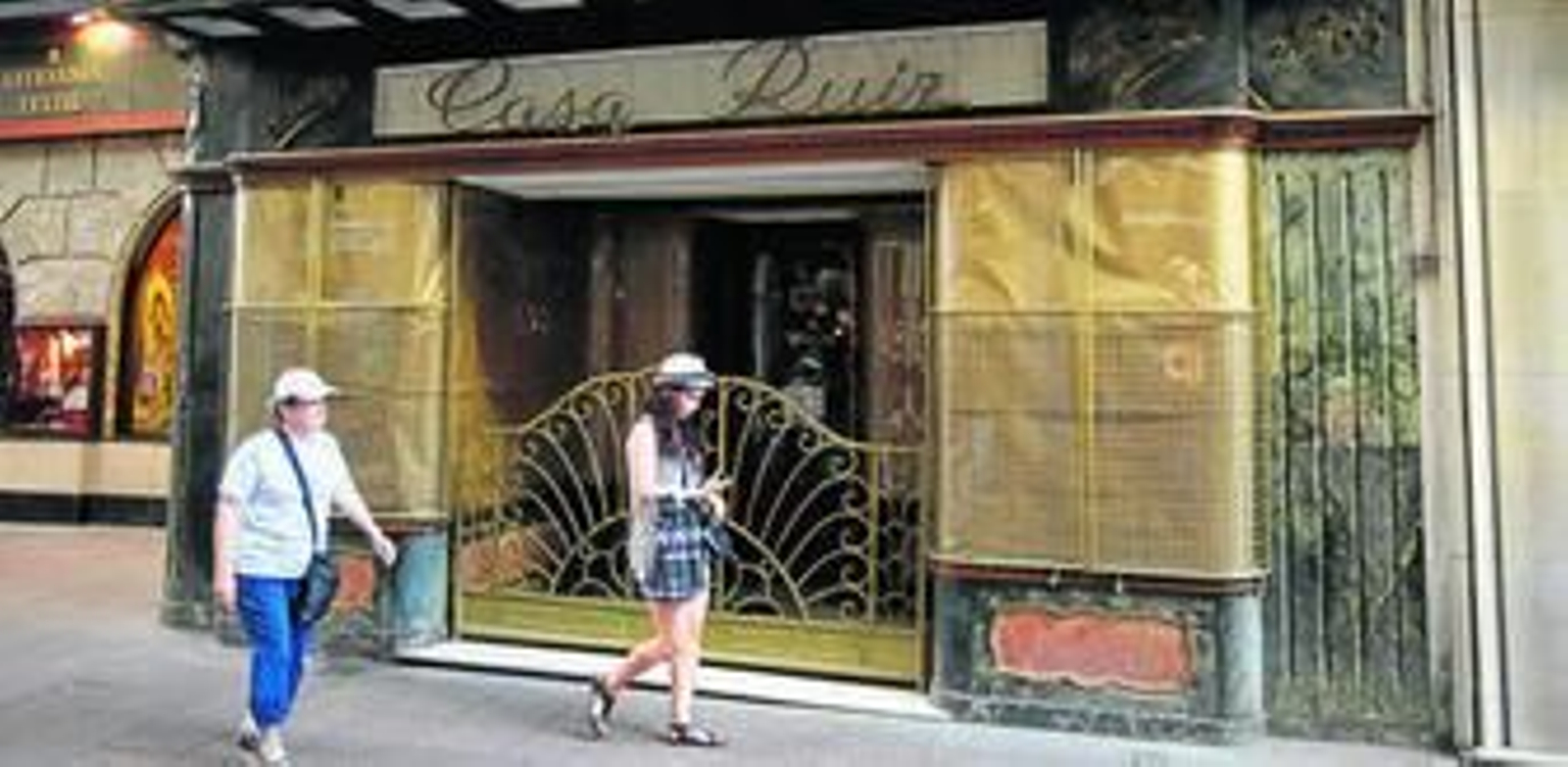 La fachada de Joyería Ruiz, en Sierpes, con los escaparates ya clausurados.