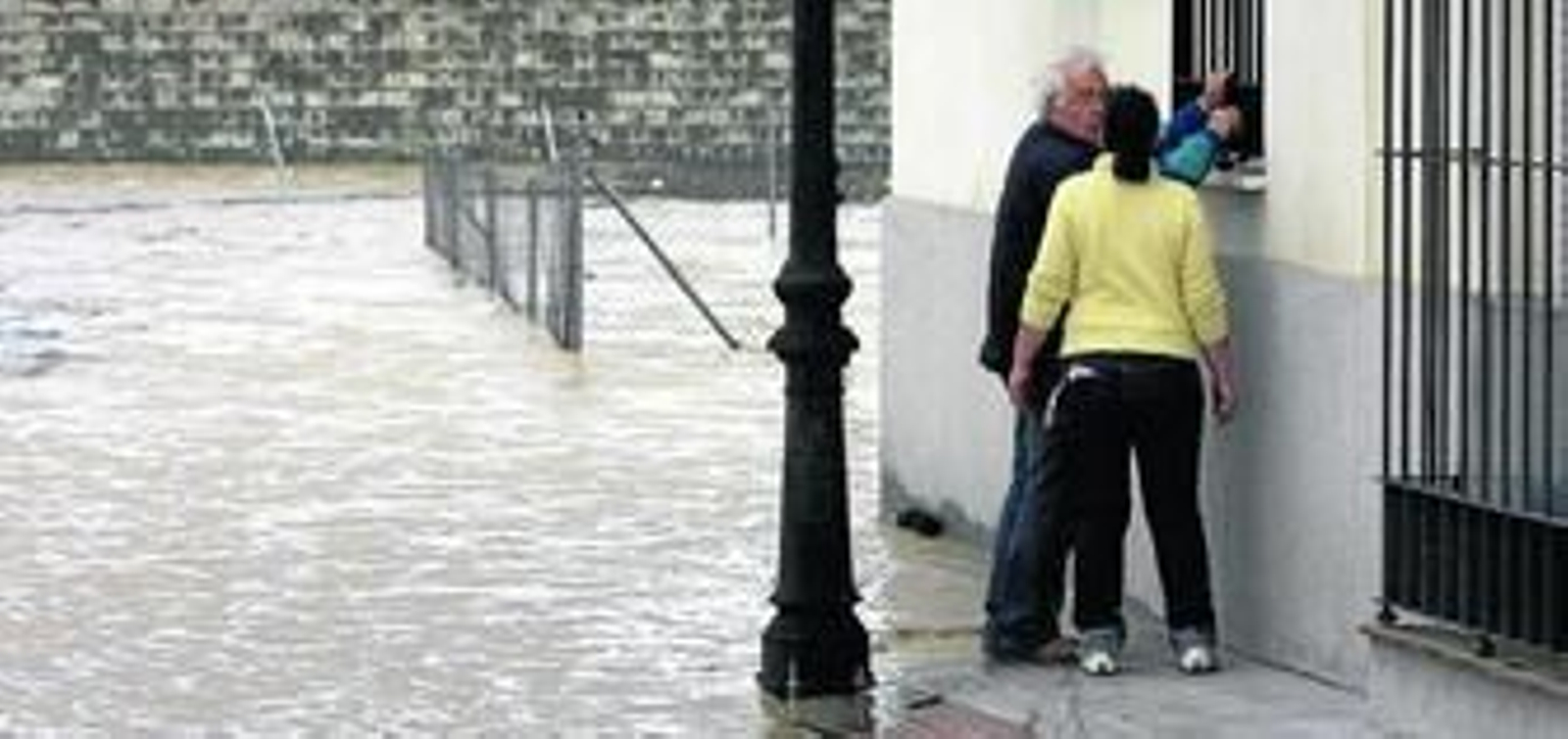 El residencial Virgen de Setefilla, en Lora del Río, quedó ayer anegado por las aguas.