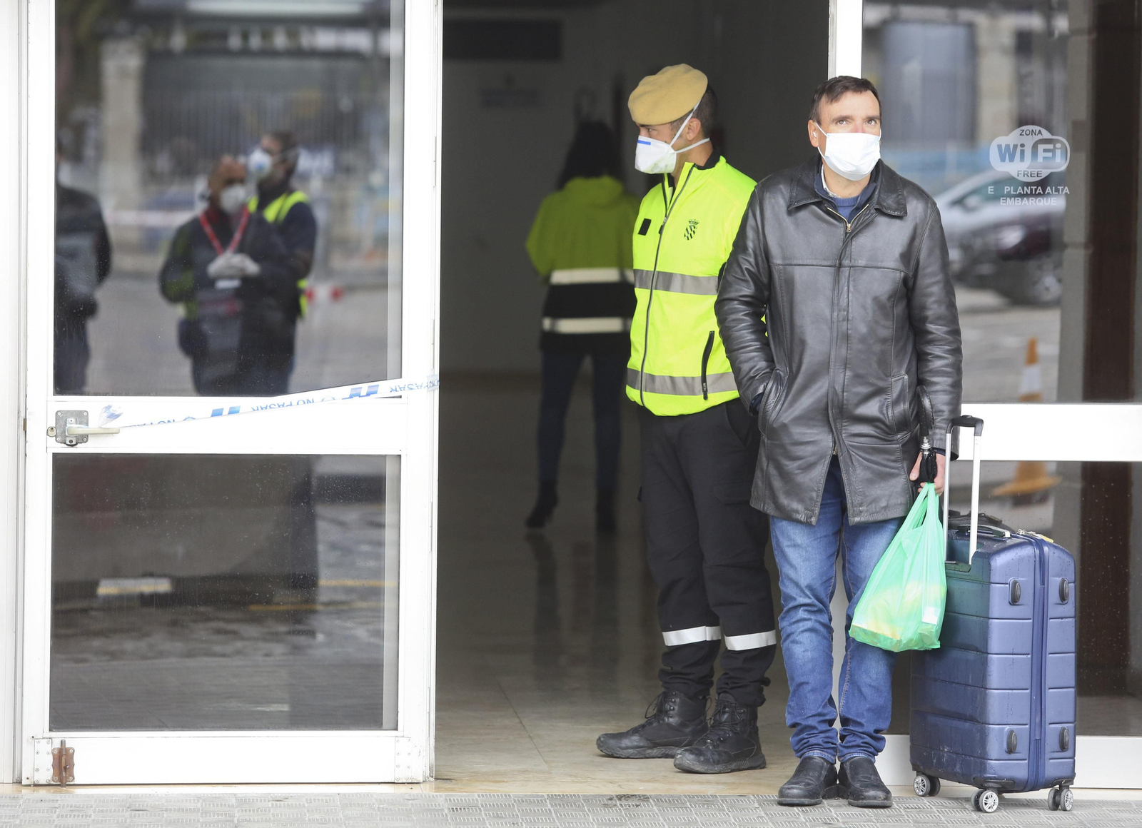 La UME desinfecta en Málaga la estación de autobuses y el puerto, en fotos