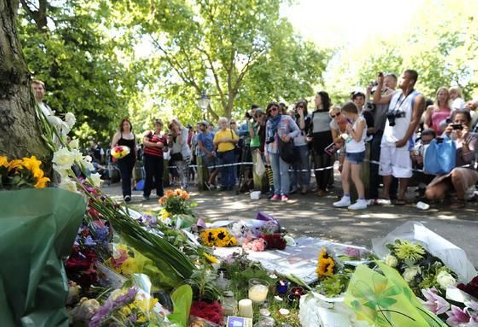 Numerosos fans y conocidos de la artistas, se han desplazado hasta su domicilio para mostrar su dolor. 

Foto: AFP