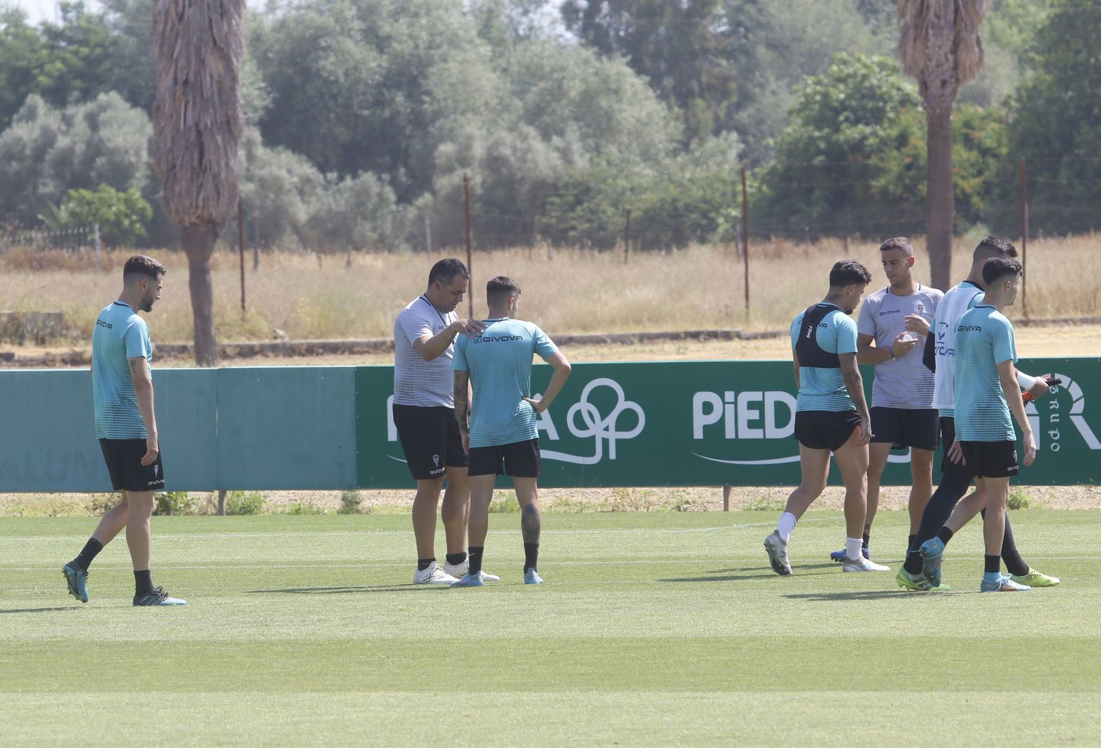 Germán Crespo habla con sus jugadores en el último entrenamiento de la temporada.