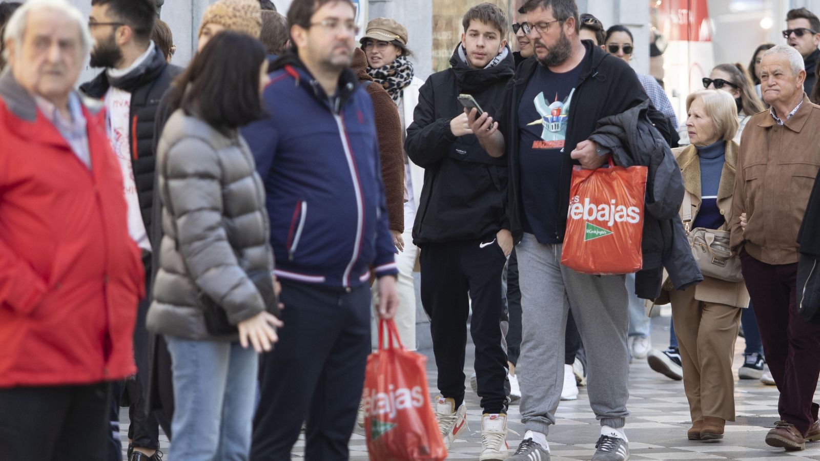 Granadinos con bolsas de comercios este sábado en las calles.