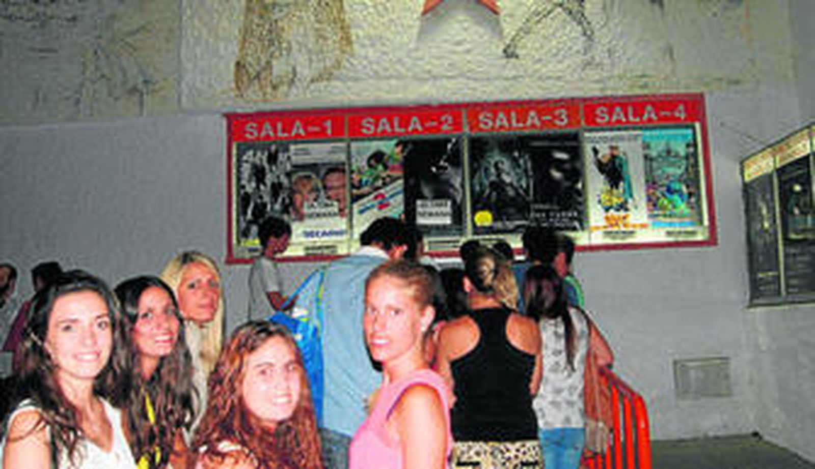 Lucía García, Cristina Hernández, Irache Carbayo, Isabel Hernández y Reyes Giménez esperan para comprar su entrada.