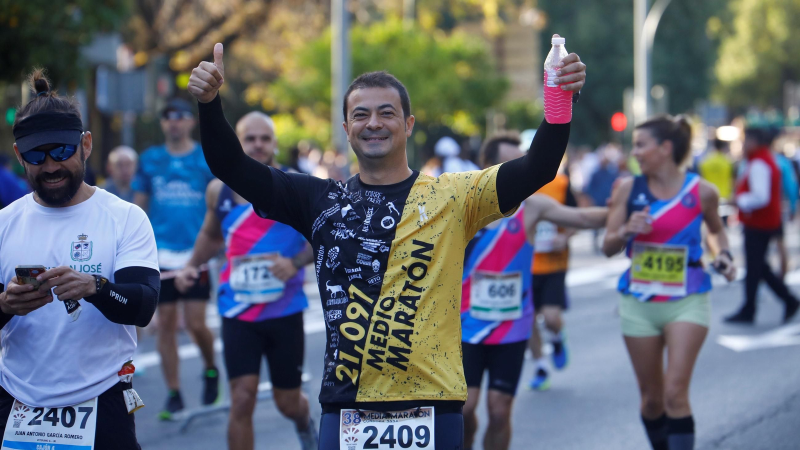 Varios atletas calientan antes de la salida de la Media Maratón de Córdoba del año pasado.