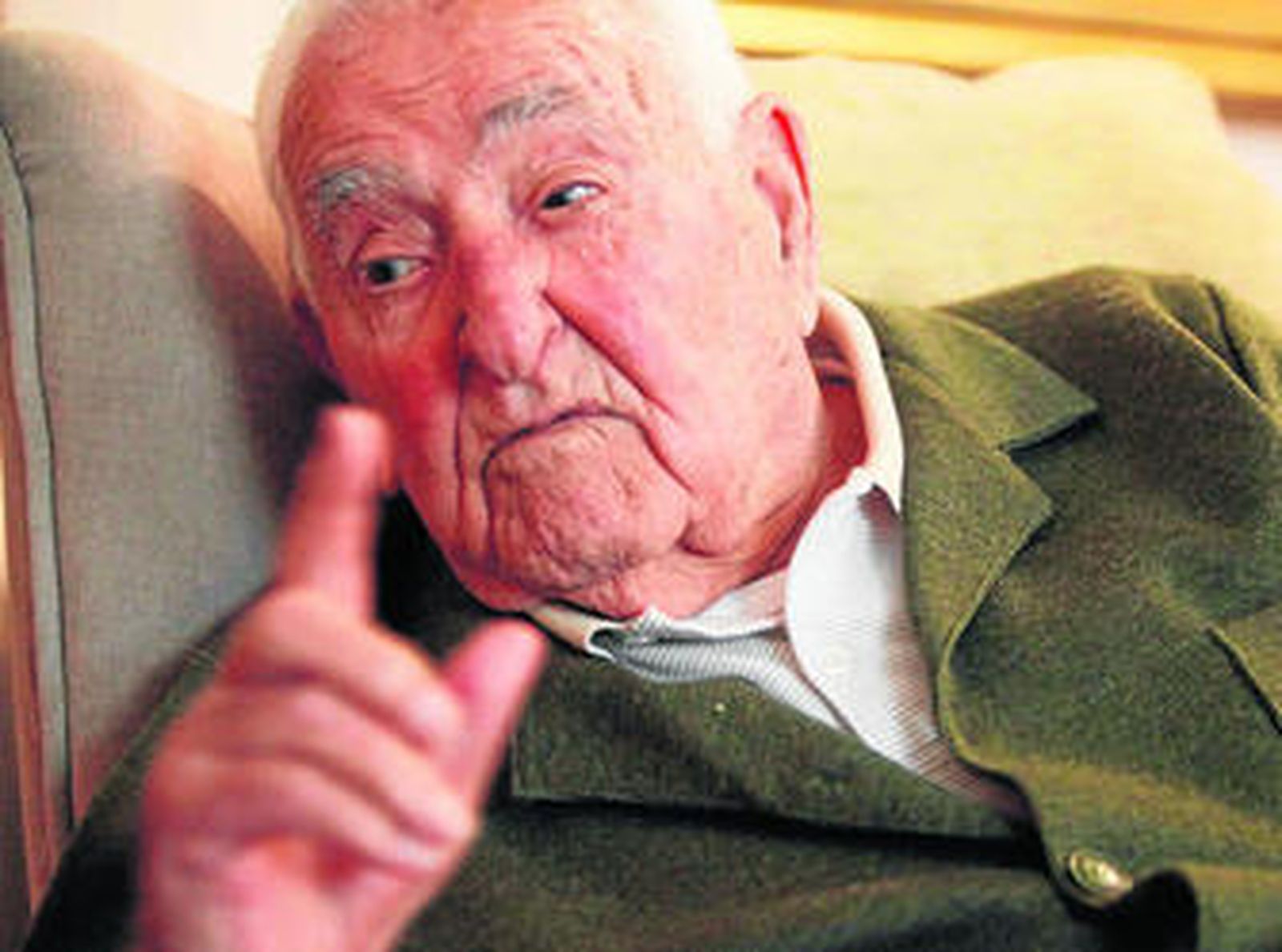 Antonio Moreno, sentado en el sofá de su casa de La Espléndida, barriada a la que da nombre una yegua a la que él domó.