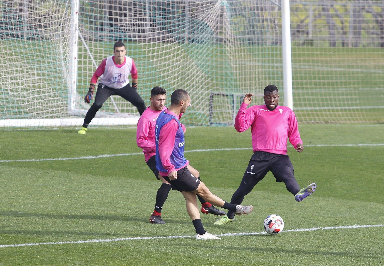 Moutinho toca ante Robles y Traoré, con Edu Frías esperando en la portería.