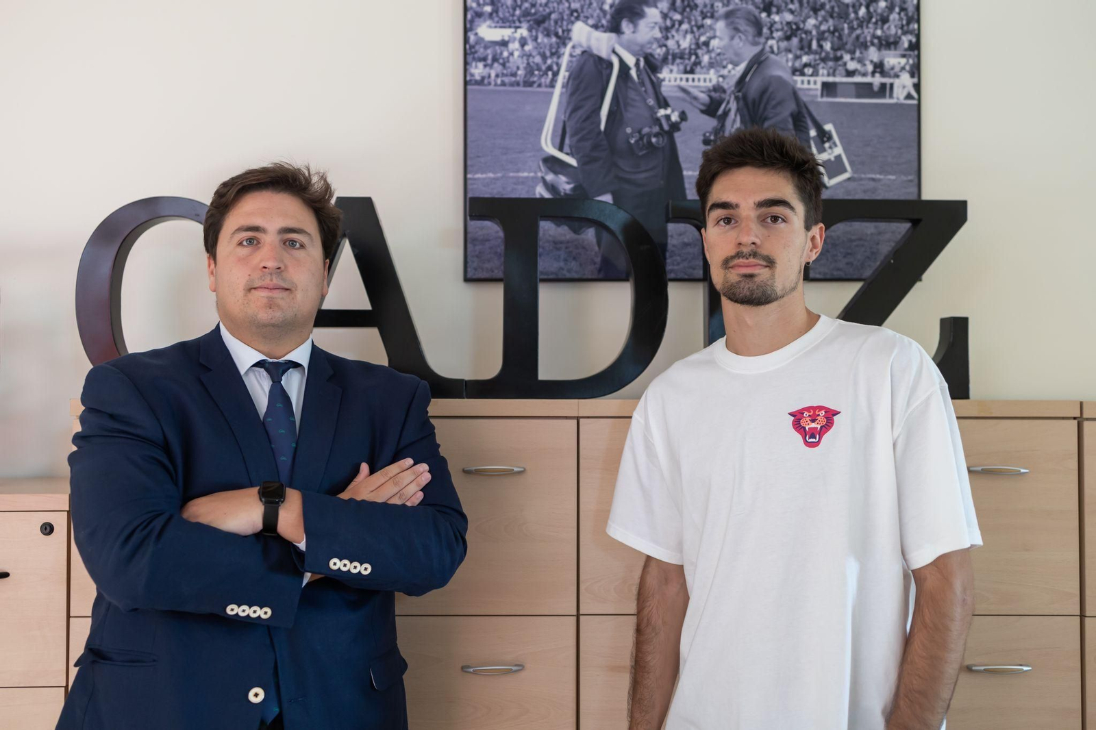 El abogado Pablo Armijo Bidón  y el afectado por el curso, Alexis Zarzuela.