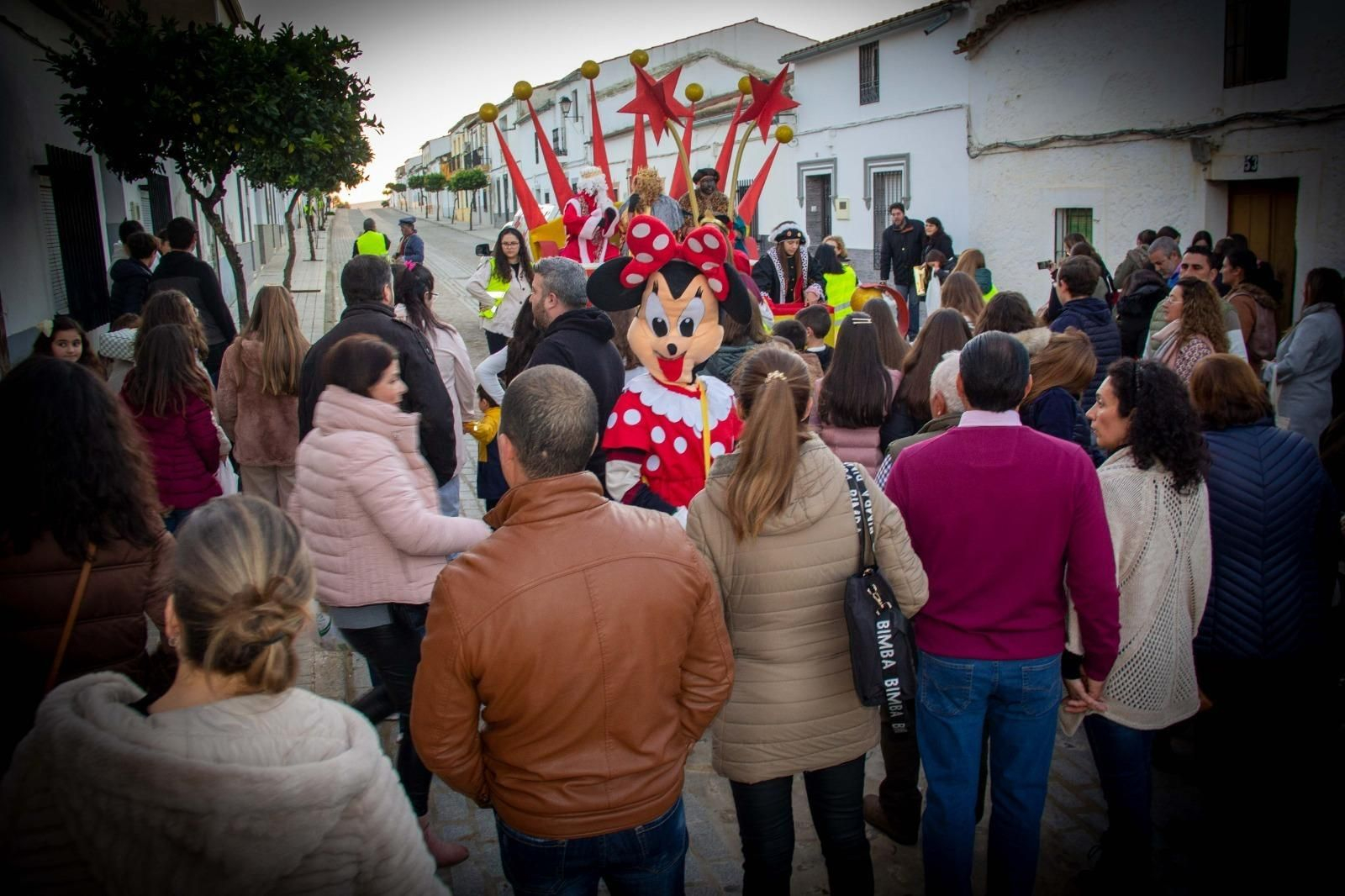 El carbonero recorre Los Blázquez para regañar a quienes se han portado mal El carbonero recorre Los Blázquez para regañar a quienes se han portado mal