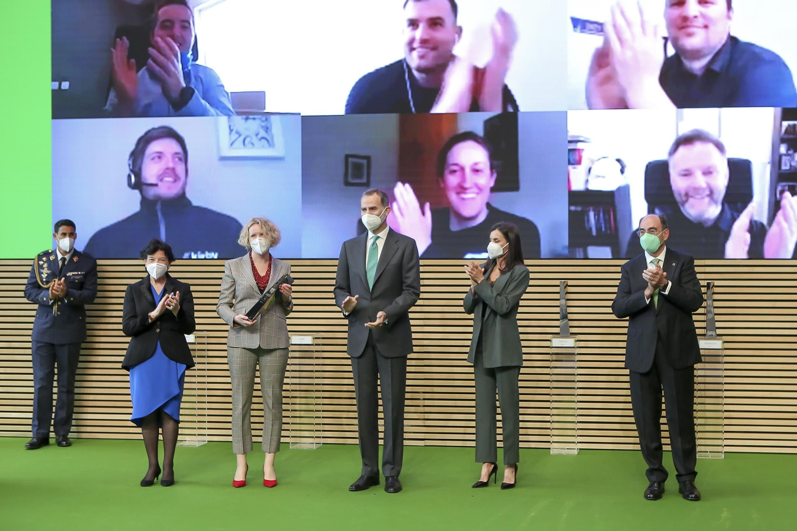 La embajadora de Irlanda en España, Síle Maguire, recibe el premio en nombre de la empresa de manos de sus Majestades el Rey Felipe VI y la Reina Letizia.