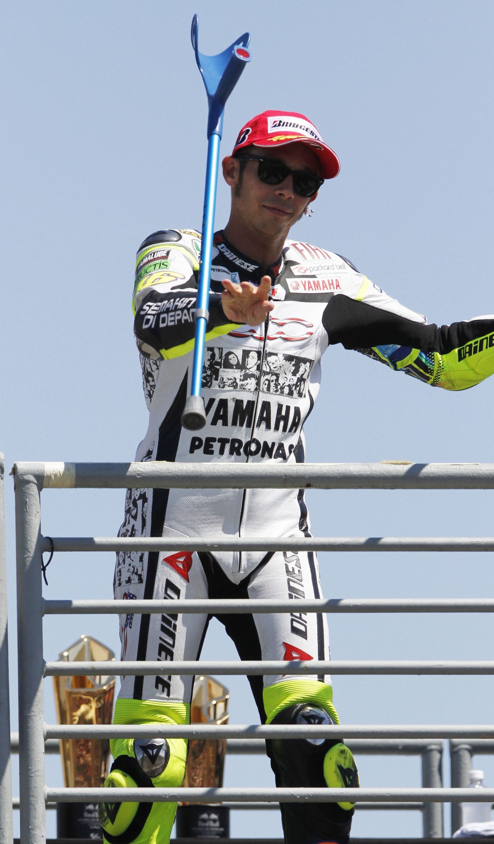 El piloto Valentino Rossi lanzando una de sus muletas. 

Foto: DAVID ROYAL.