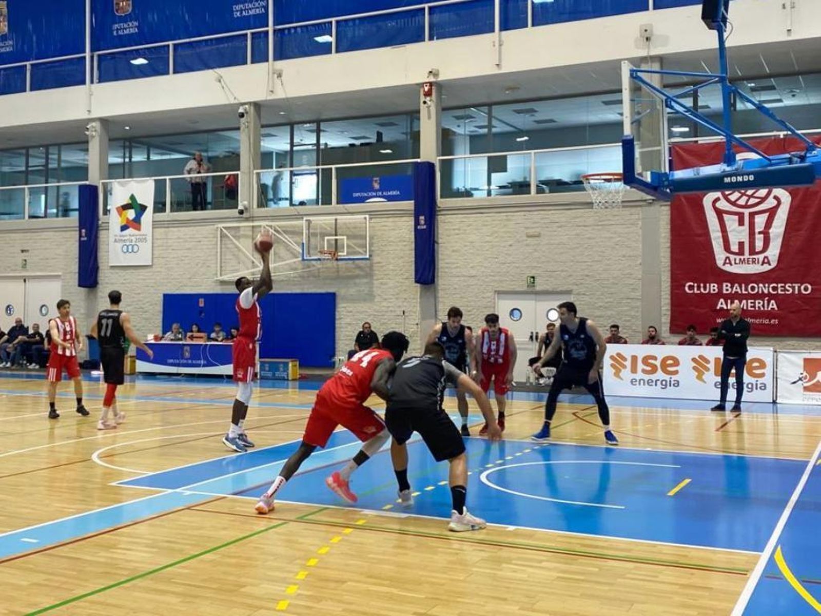 Un jugador de Ecoculture ejecuta un tiro libre durante el partido contra el Colegio El Pinar.