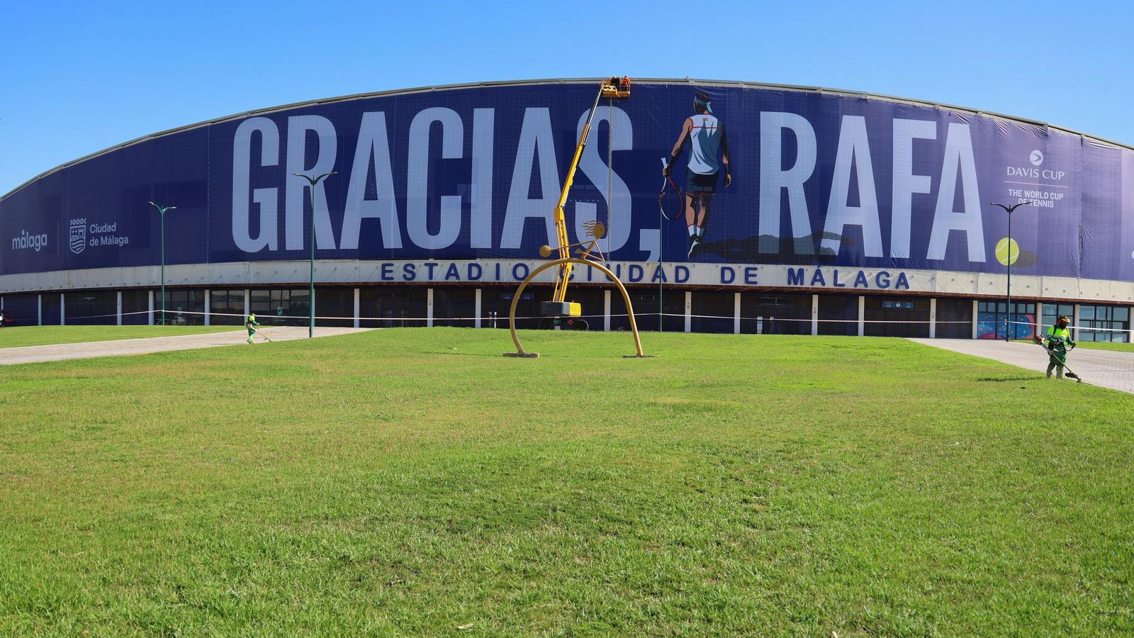 La pancarta de homenaje a Rafa Nadal en el Ciudad de Málaga, en imágenes