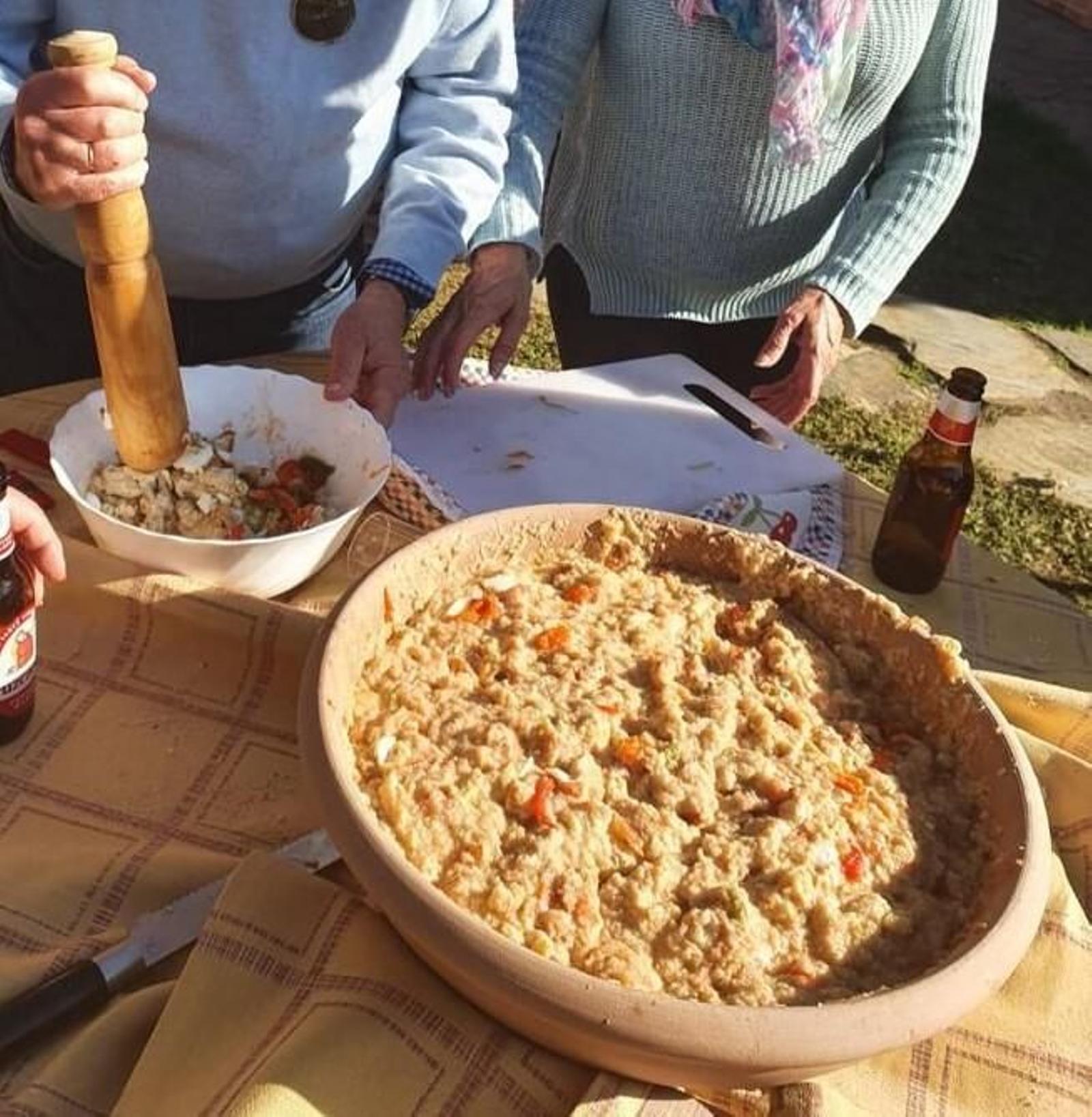 Preparación de un ajo caliente en familia. Preparación de un ajo caliente en familia.