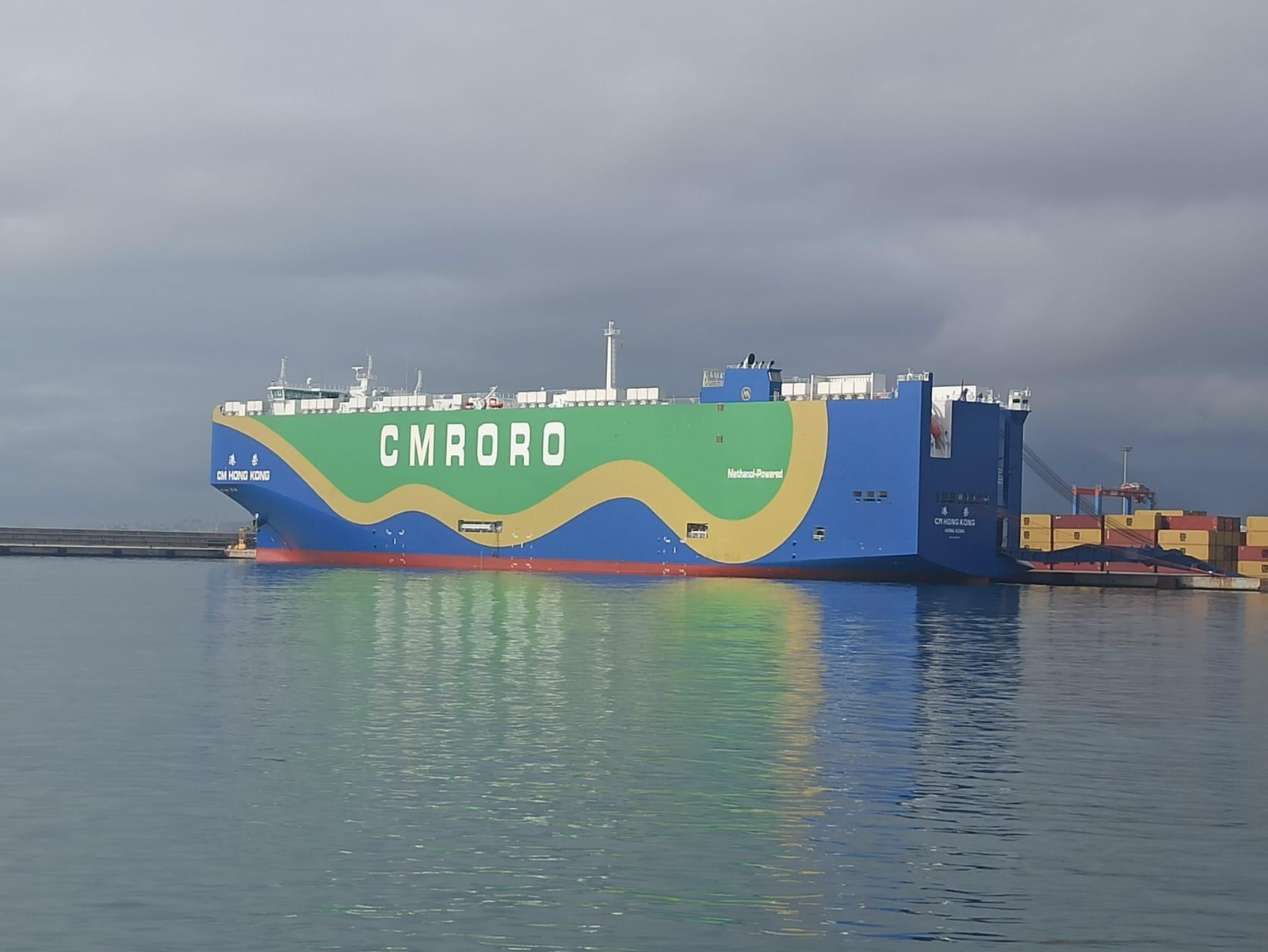 El car carrier 'CM Hong Kong' en el Puerto de Málaga.