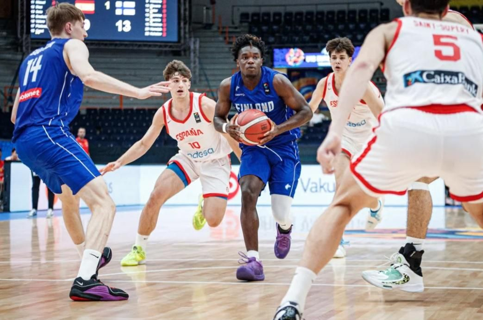 Mario Saint-Supéry sigue su show en el Europeo sub 18 con España: 26 puntos a Finlandia