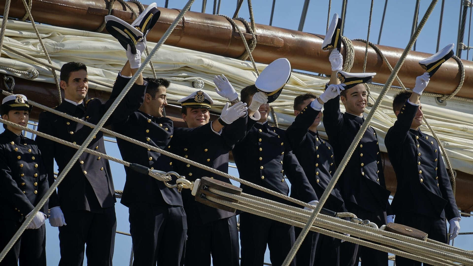 El buque escuela 'Juan Sebastián de Elcano' inicia su crucero de instrucción desde el muelle de Cádiz.