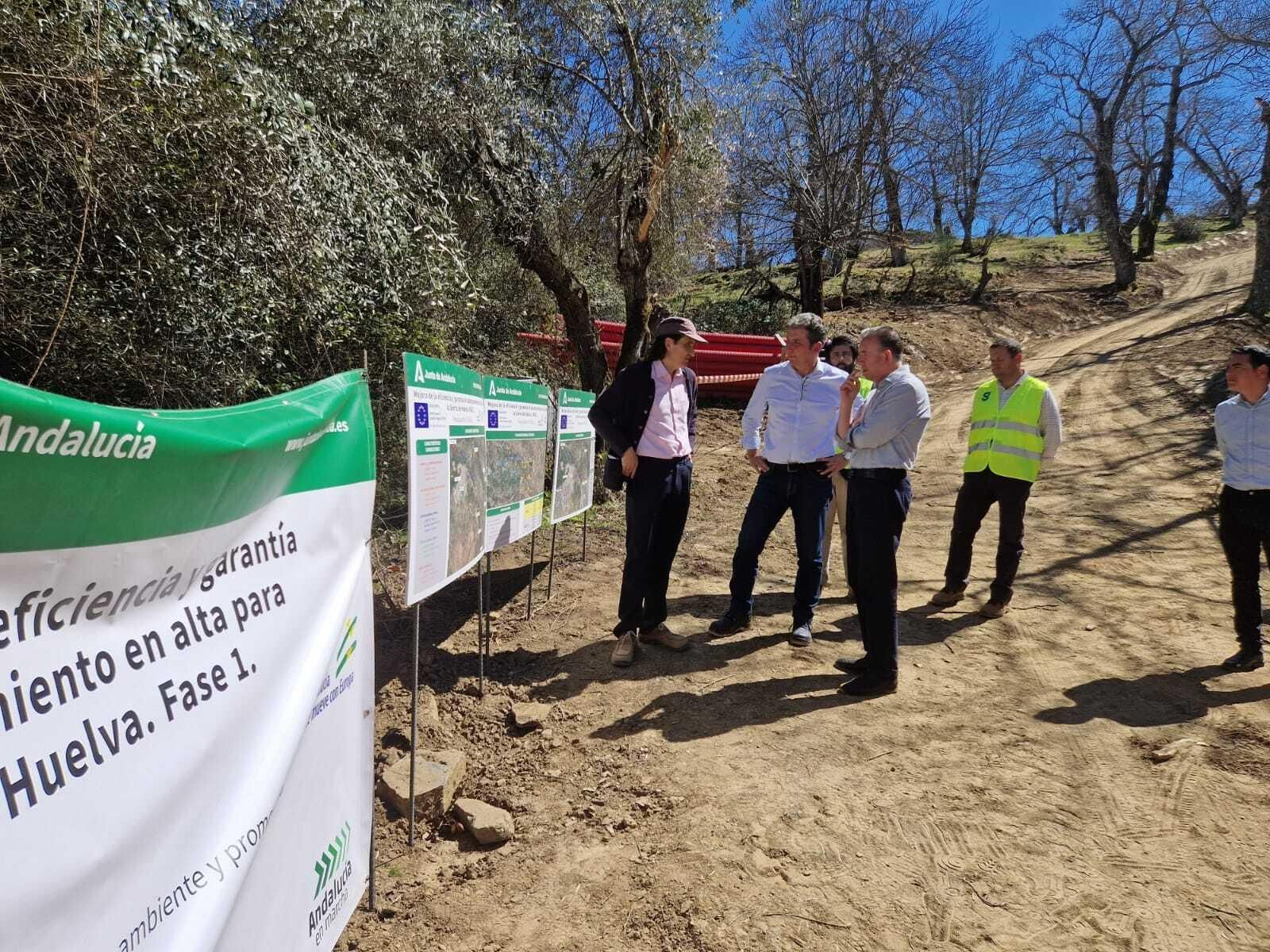 Un momento de la visita de Álvaro Burgos a las obras.