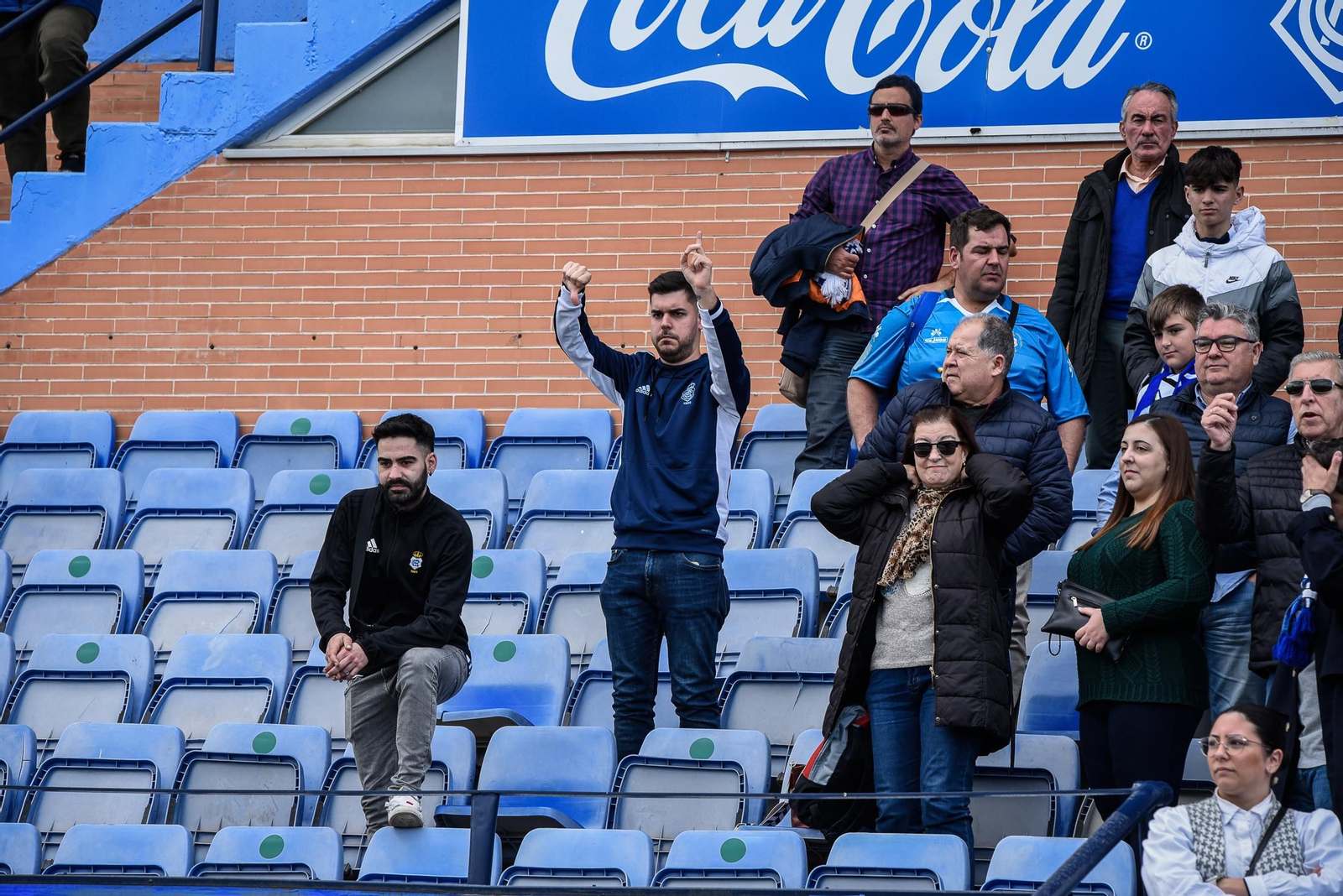 Imágenes de la afición en el Colombino en el Recreativo - Antequera