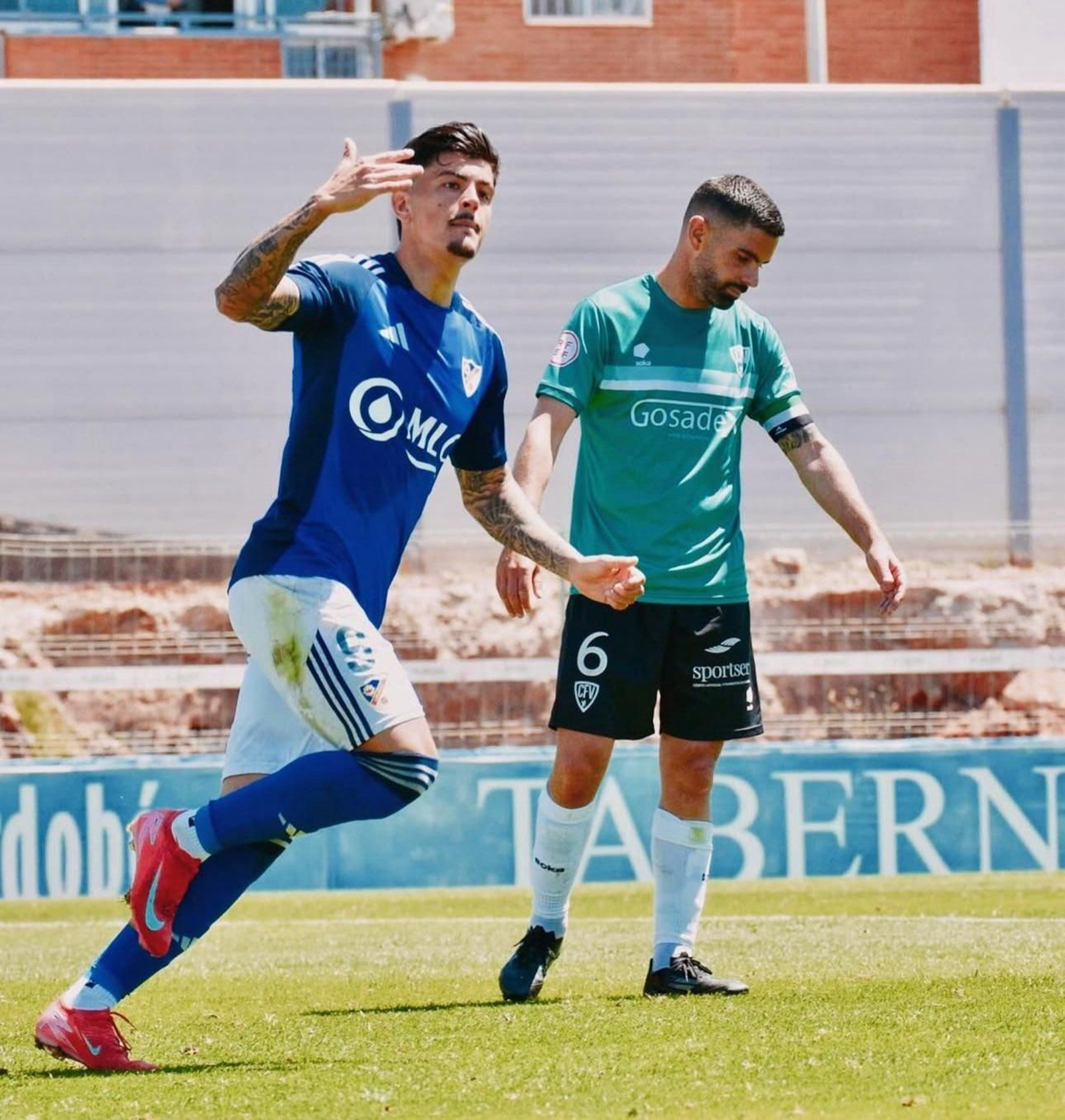 Diego Talaverón celebra un gol con la camiseta azulilla.
