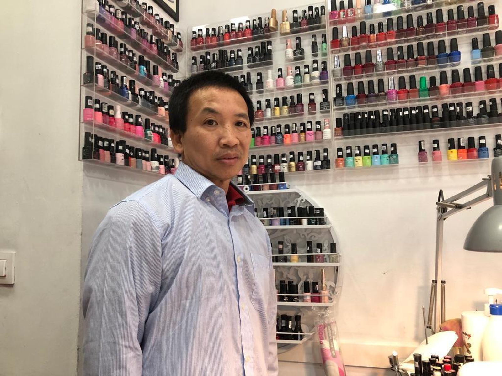 Toni, en su establecimiento dedicado a la manicura, ubicado en calle Larga.