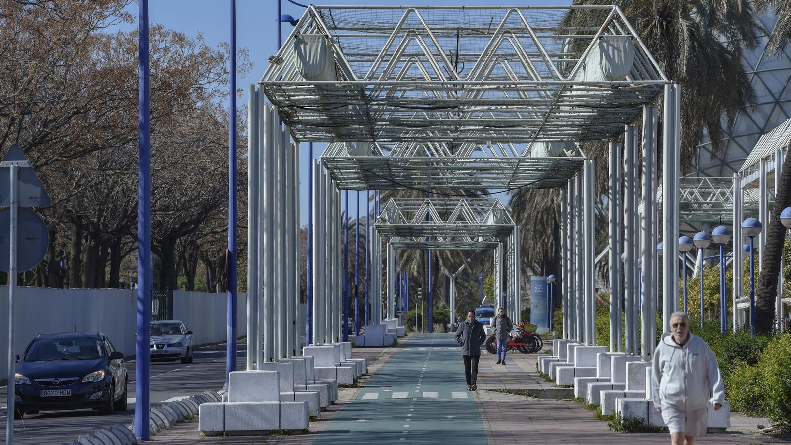 Pérgola de sombra en el carril bici de la Cartuja