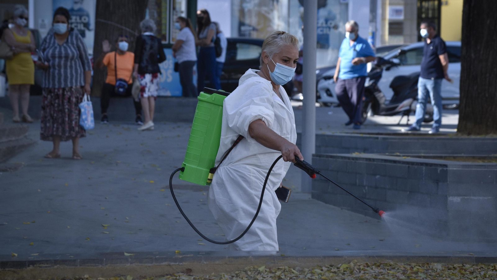 Una operaria desinfectando zonas de paso, cerca de uno de los centros de salud.