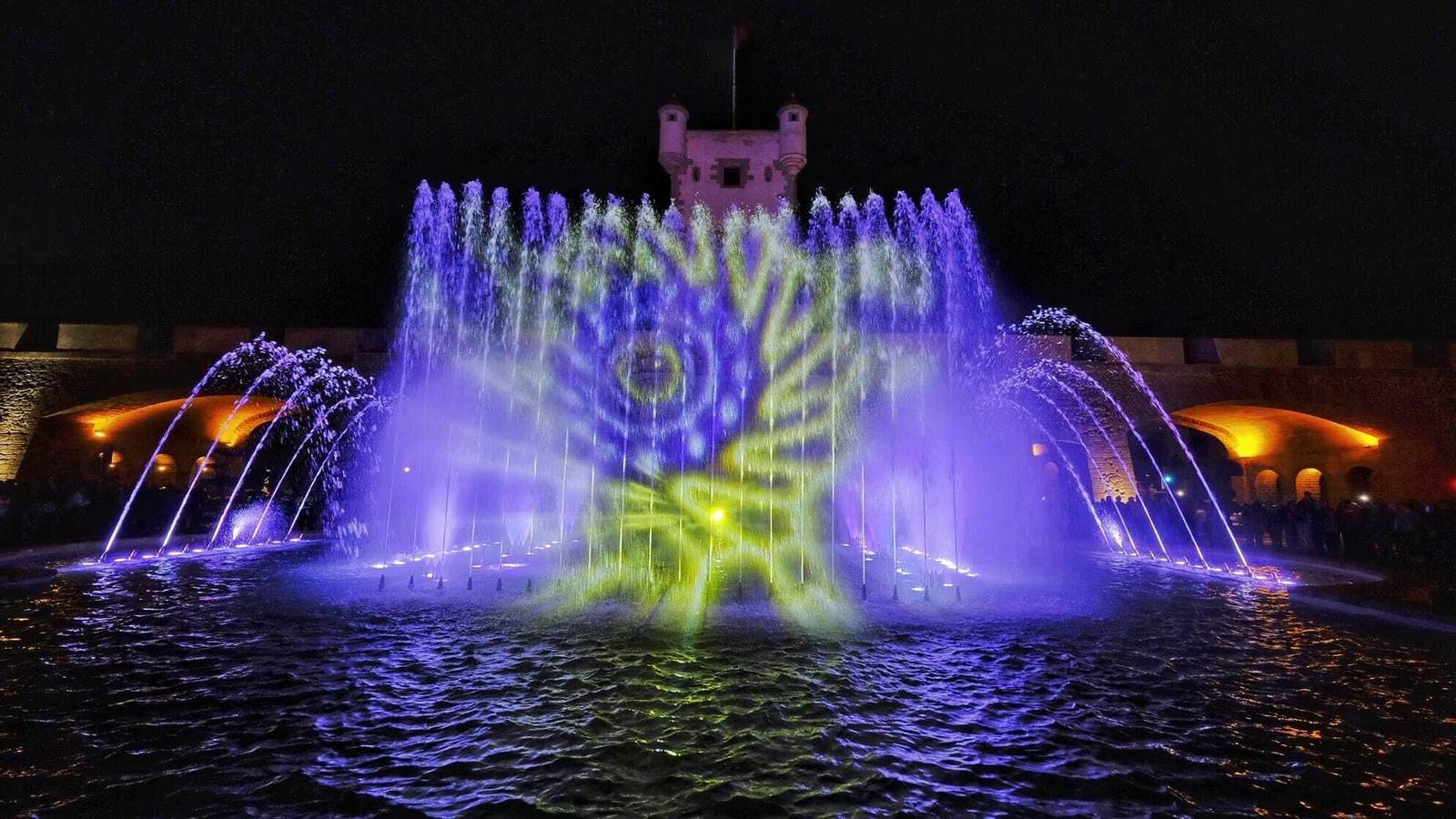 Imagen de la fuente de Puerta de Tierra con un espectáculo.