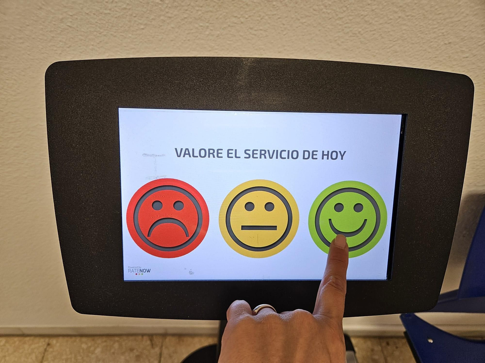 Gracias a un programa de medición 100% digital y monitorizado totalmente online, los pacientes pueden valorar su satisfacción general con el servicio prestado según diferentes parámetros y dejar un comentario de mejora. Los totems digitales están instalados en 14 puntos diferentes de las instalaciones hospitalarias de Torrecárdenas y El Toyo.