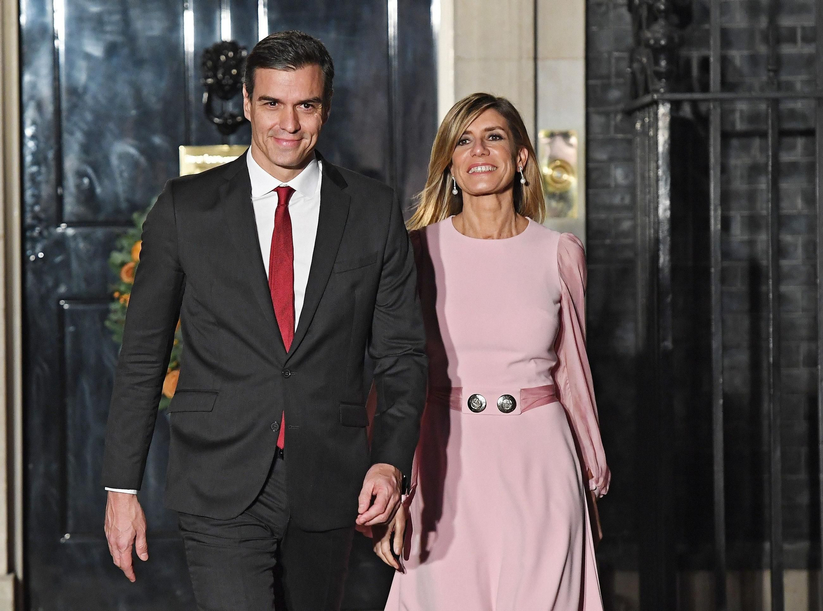 Pedro Sánchez junto a su mujer, Begoña Gómez, frente al 10 de Downing Street.