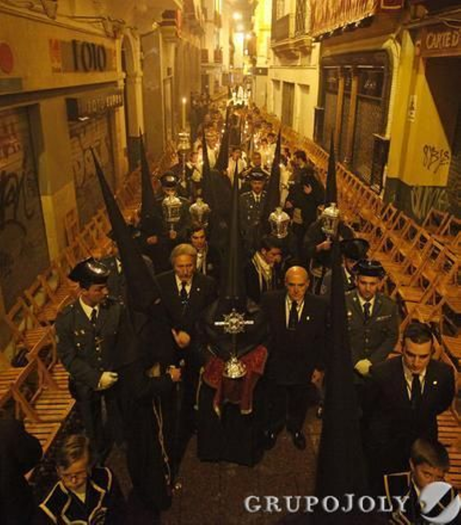 La Hermandad de Vera-Cruz sale sin pasos y completa su estación de penitencia con el Lignum Crucis.

Foto: Jose Angel Garcia