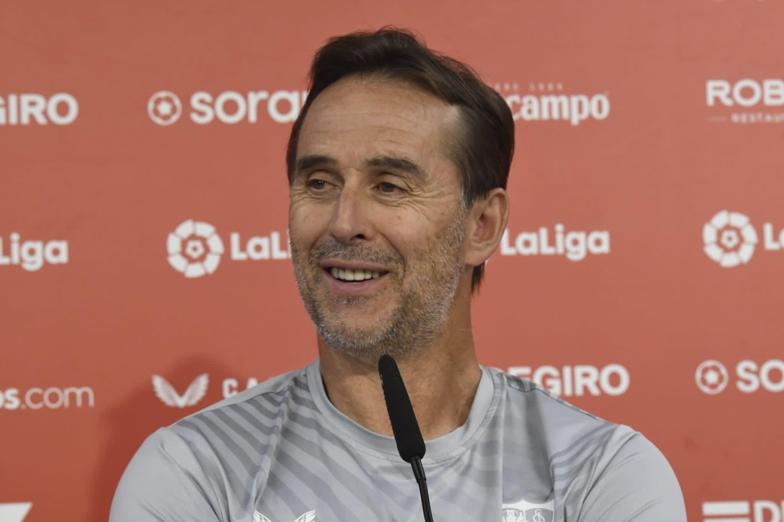 Lopetegui sonríe en su comparecencia previa al Sevilla-Valladolid.