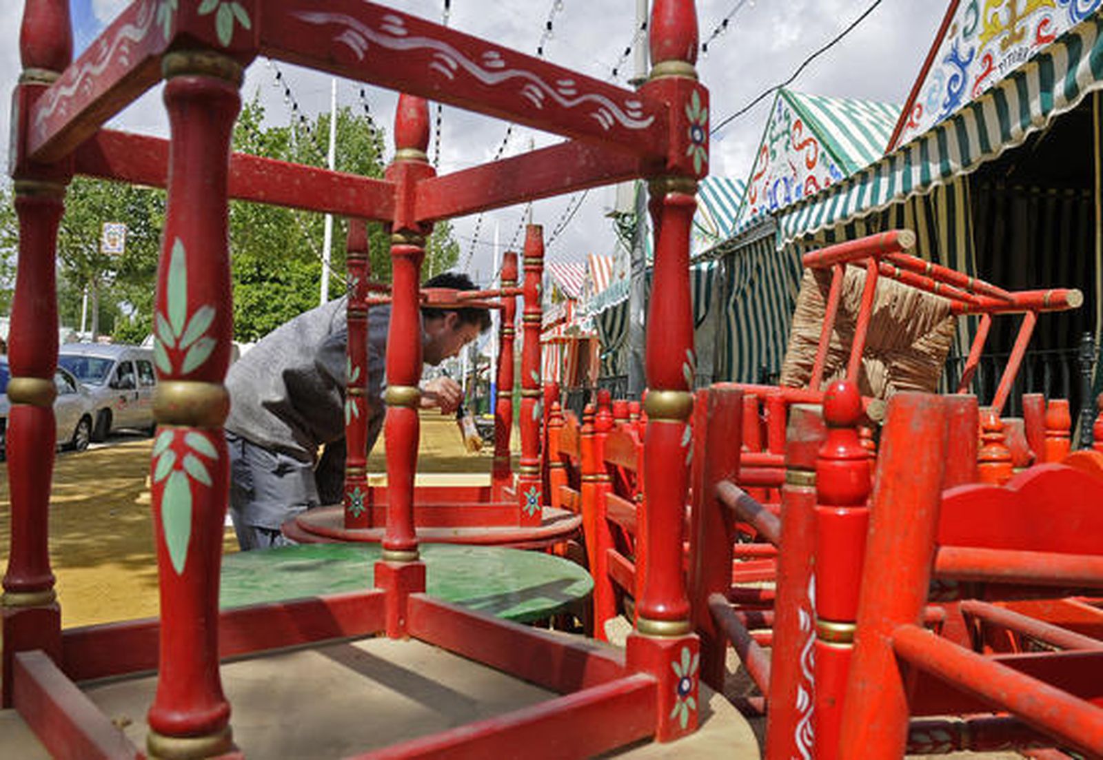 Sillas apiladas para una de las casetas del Real.  Foto: Juan Carlos  Vázquez