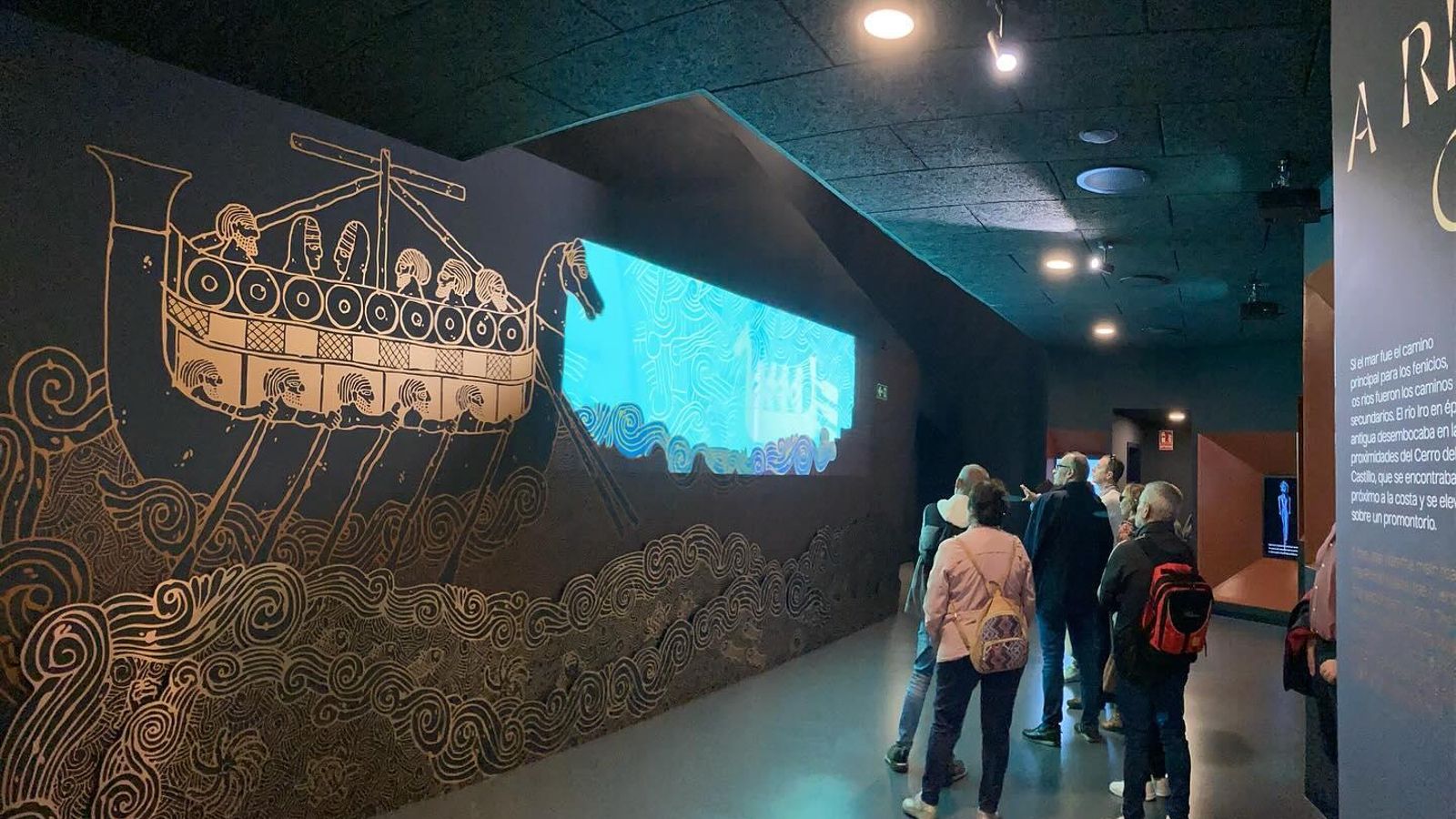 Visitantes observan una de las exhibiciones multimedia.