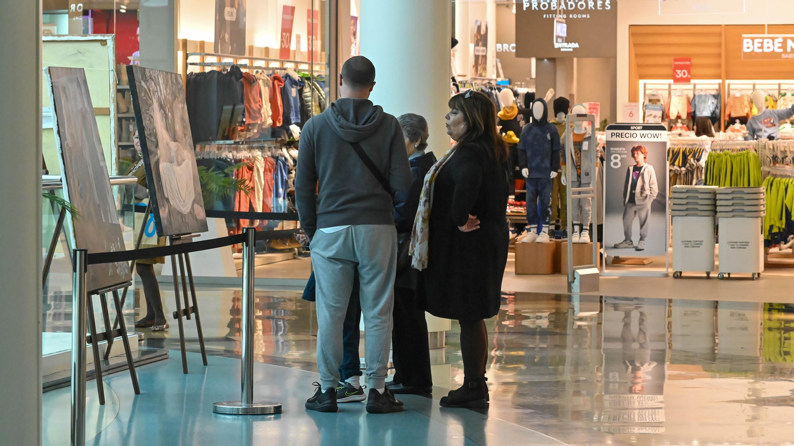 Las fotos de la Exposición 'Realismo: entre el retrato y el bodegón' de José Luis Guio