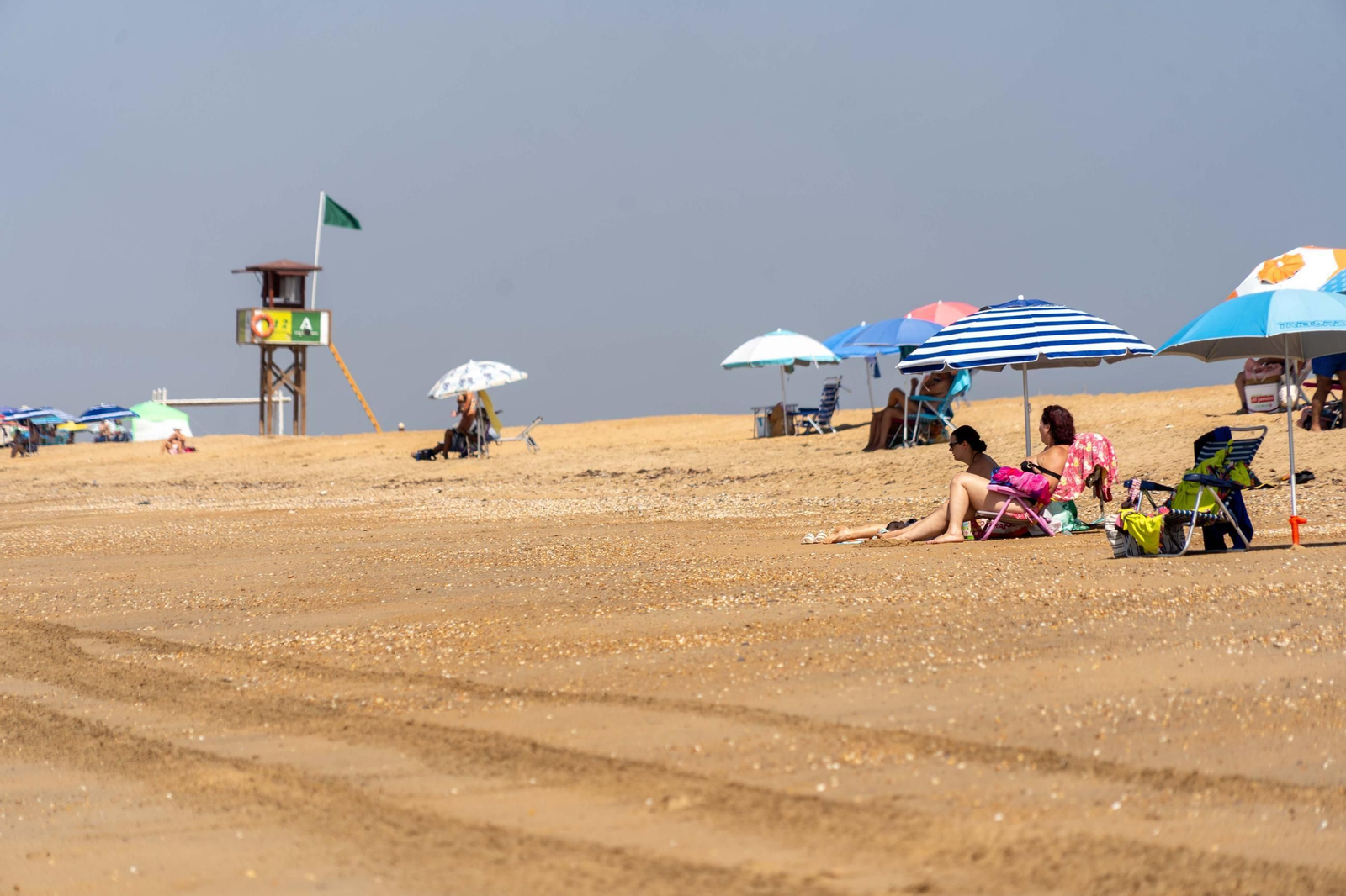 Una mañana de domingo en El Espigón, la playa de Huelva capital.