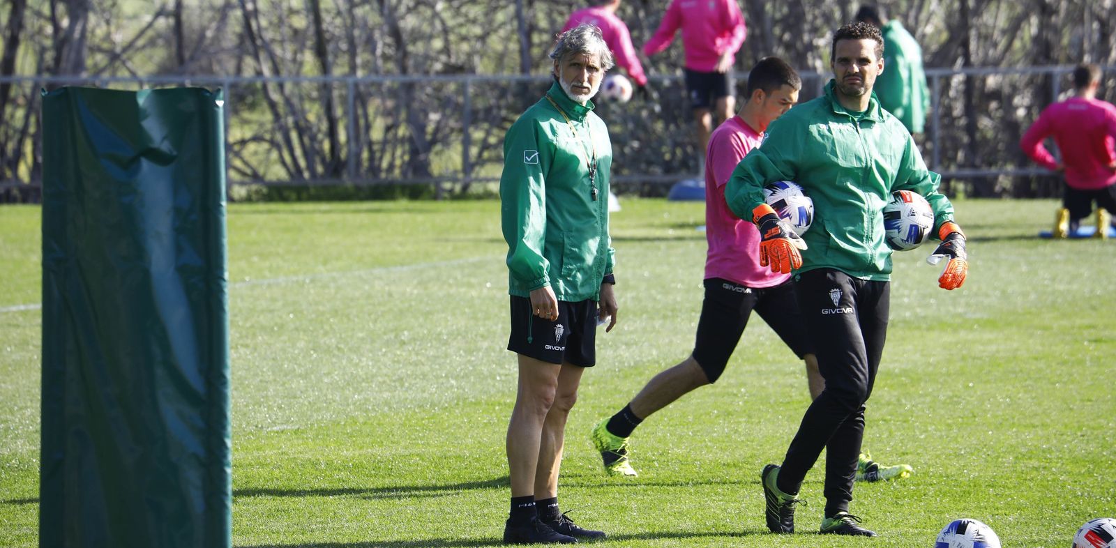 Pablo Alfaro sigue de cerca el trabajo de los porteros junto a Sebas Moyano.