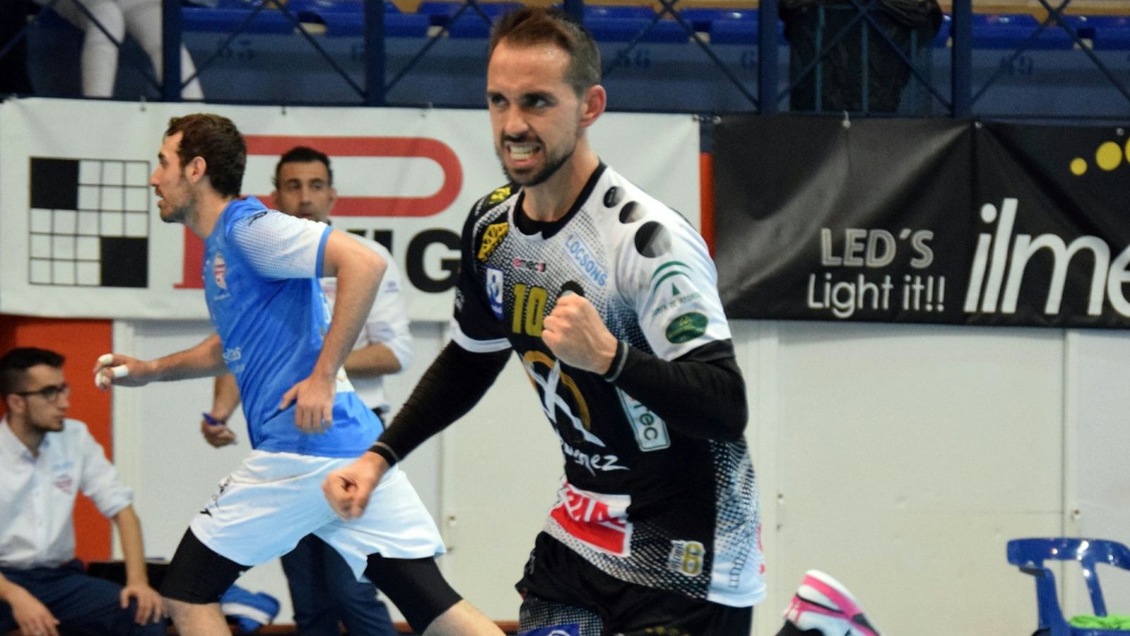 José Cuenca celebra un gol en un partido con el Ángel Ximénez.