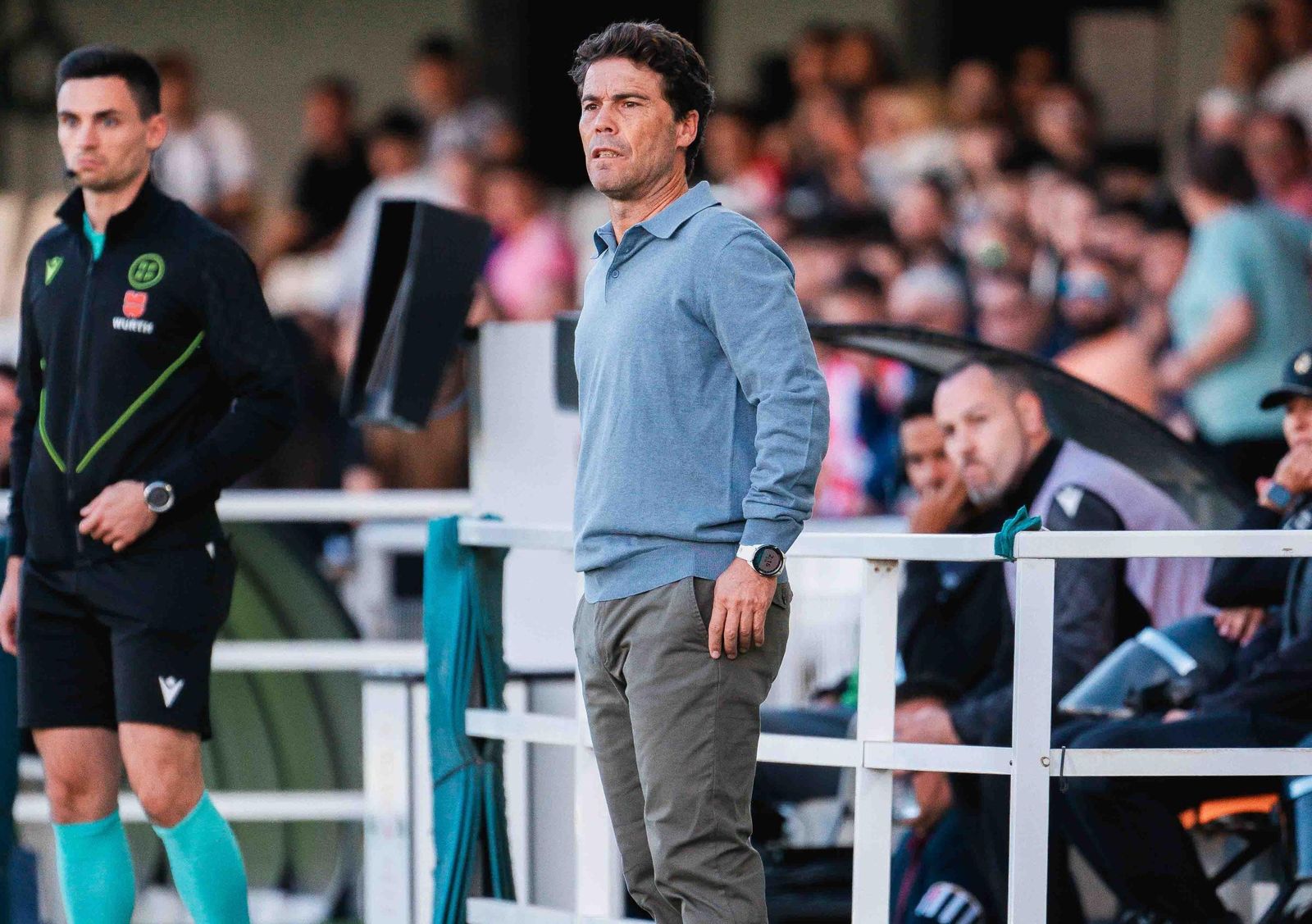 Rubi observa desde la banda el juego de su equipo durante la visita de los rojiblancos al Cartagonova.