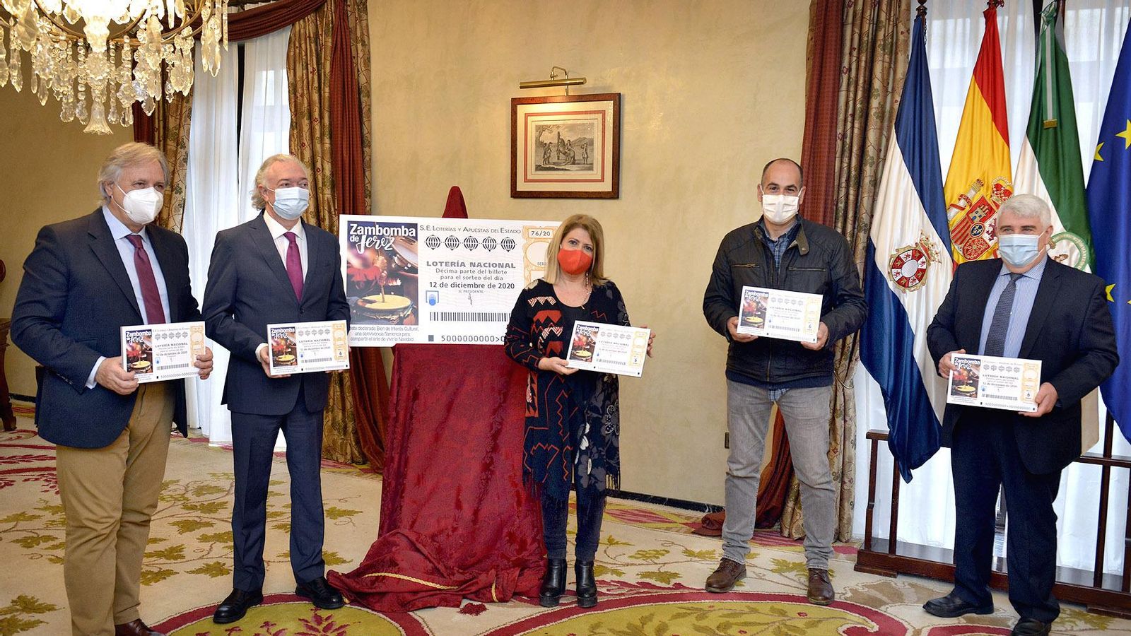 Mamen Sánchez, alcaldesa de Jerez, con el décimo de la zambomba jerezana.