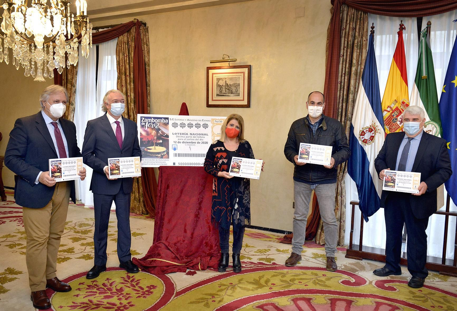 Mamen Sánchez y Jesús Huerta, con el décimo junto a Manu López Iglesias, autor de la fotografía.