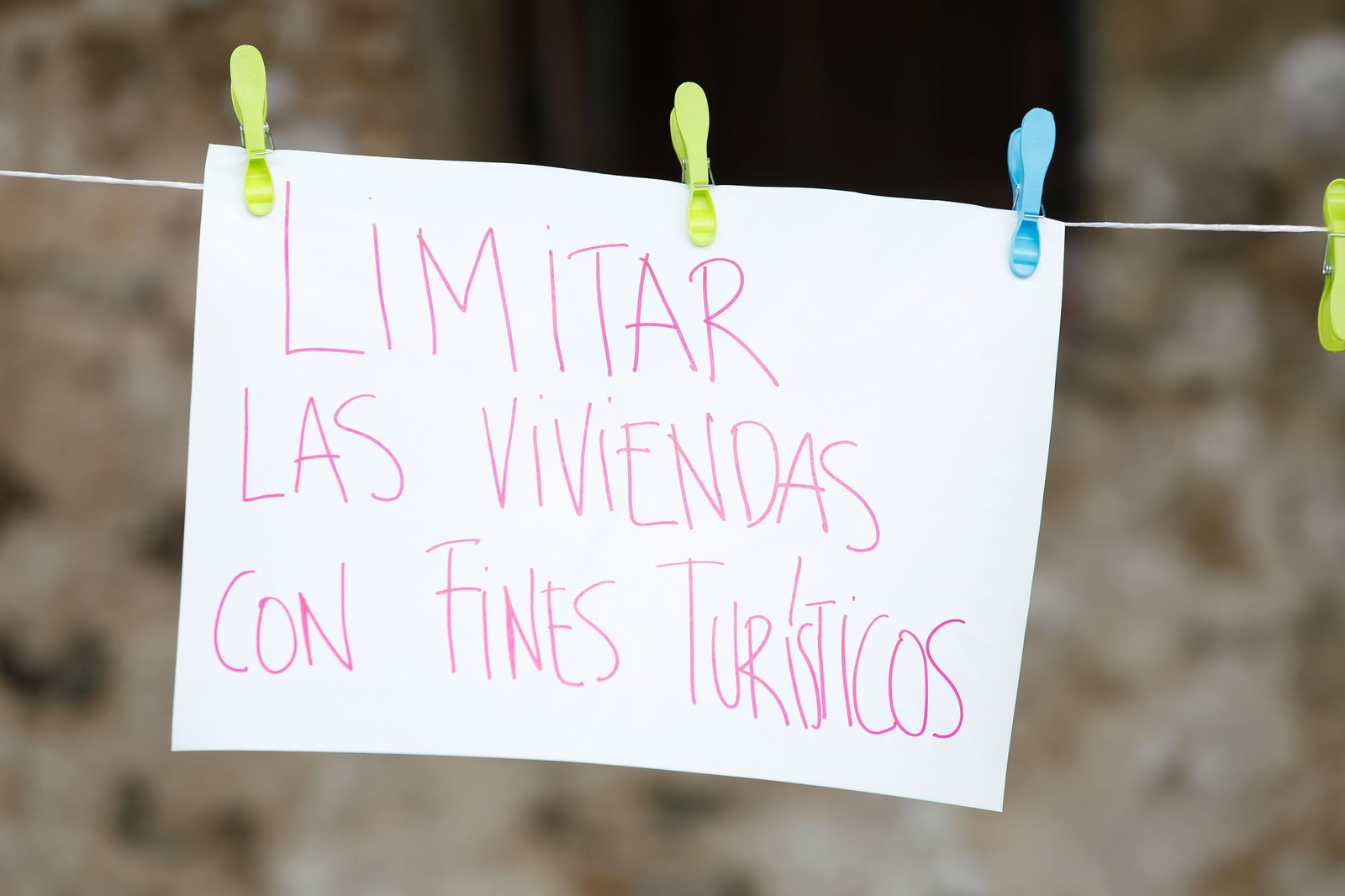 La manifestación por el derecho a una vivienda digna en Tarifa, en imágenes