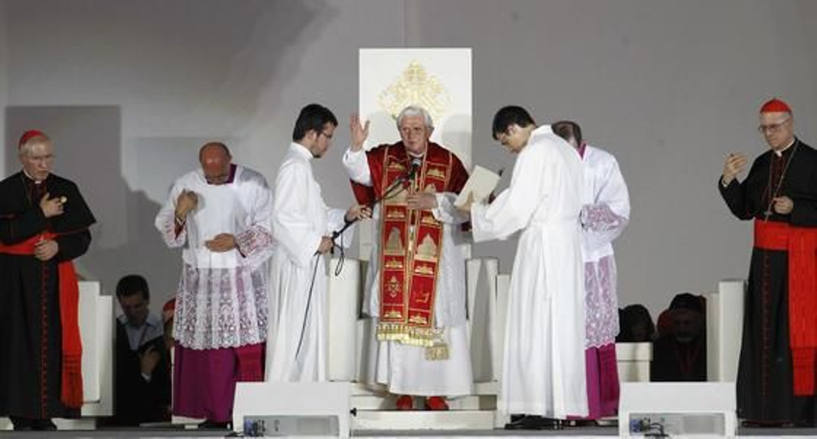 El Papa se dirige a los jóvenes en Cibeles.

Foto: EFE