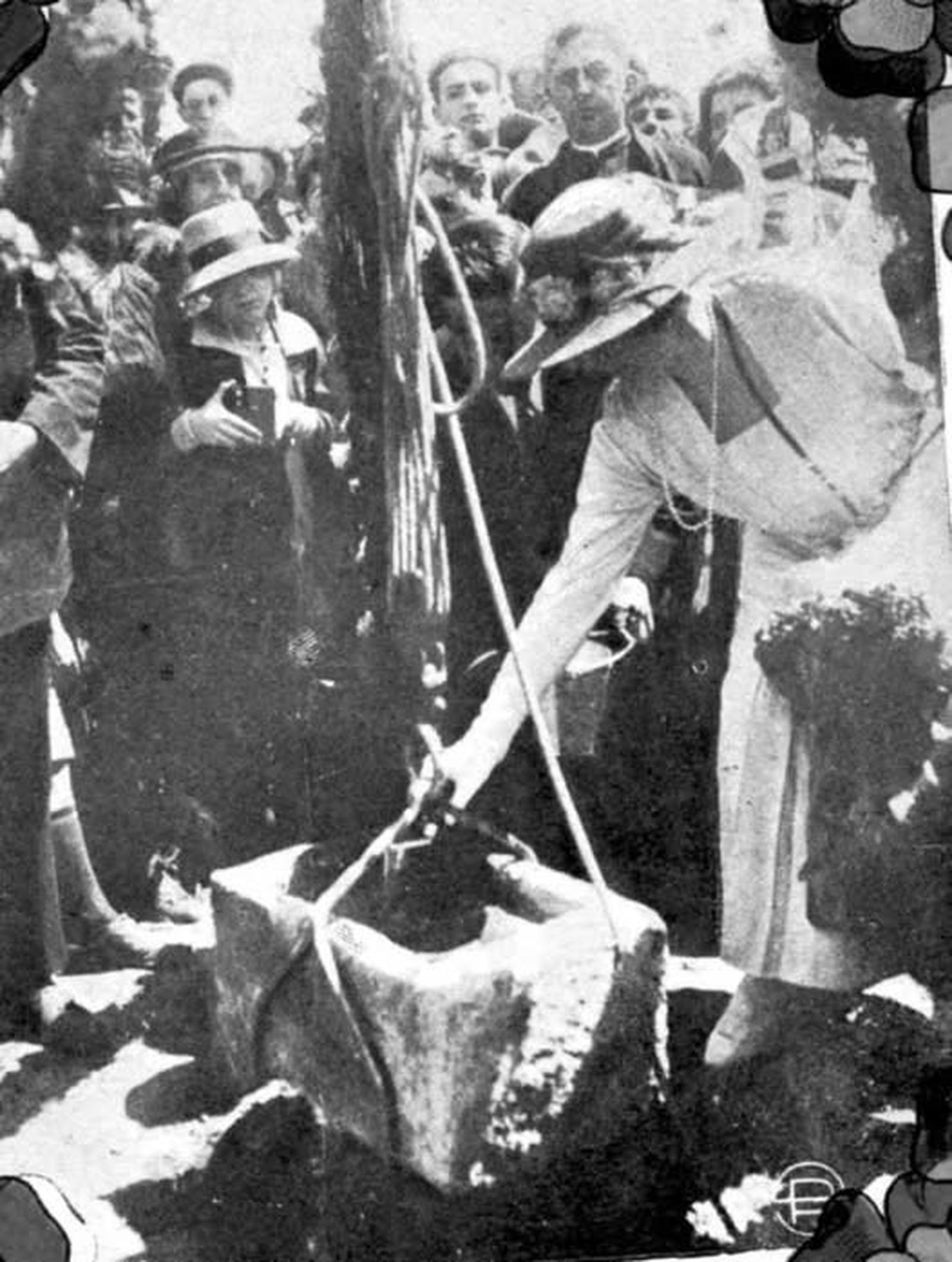 Colocando la primera piedra del Hospital El Tomillar en el año 1920.