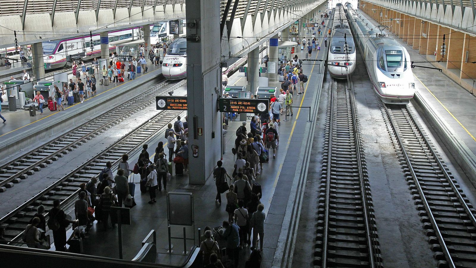 Estación de Santa Justa de Sevilla, con trenes AVE en las vías.