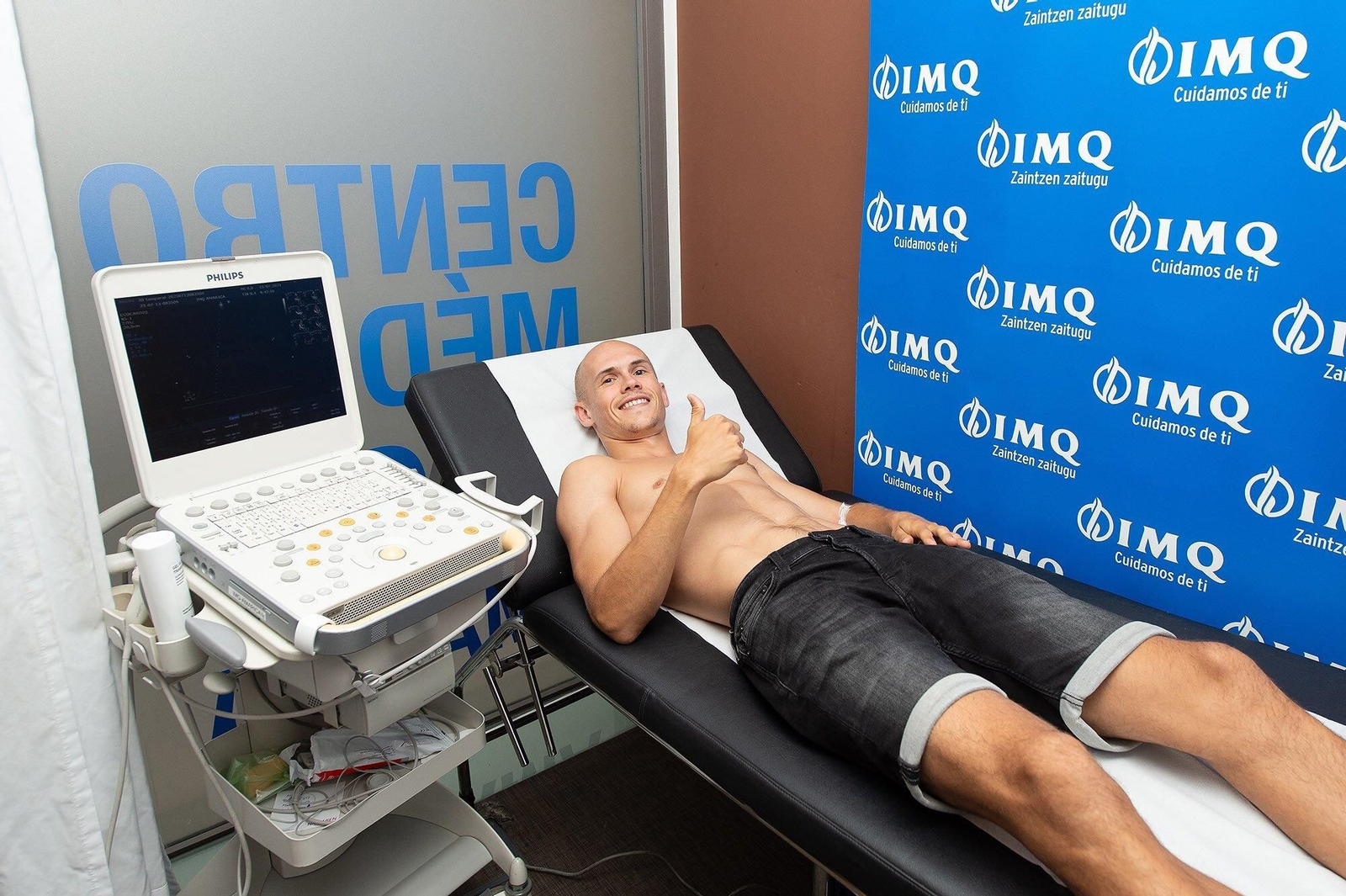 Guridi en el reconocimiento médico del Alavés.