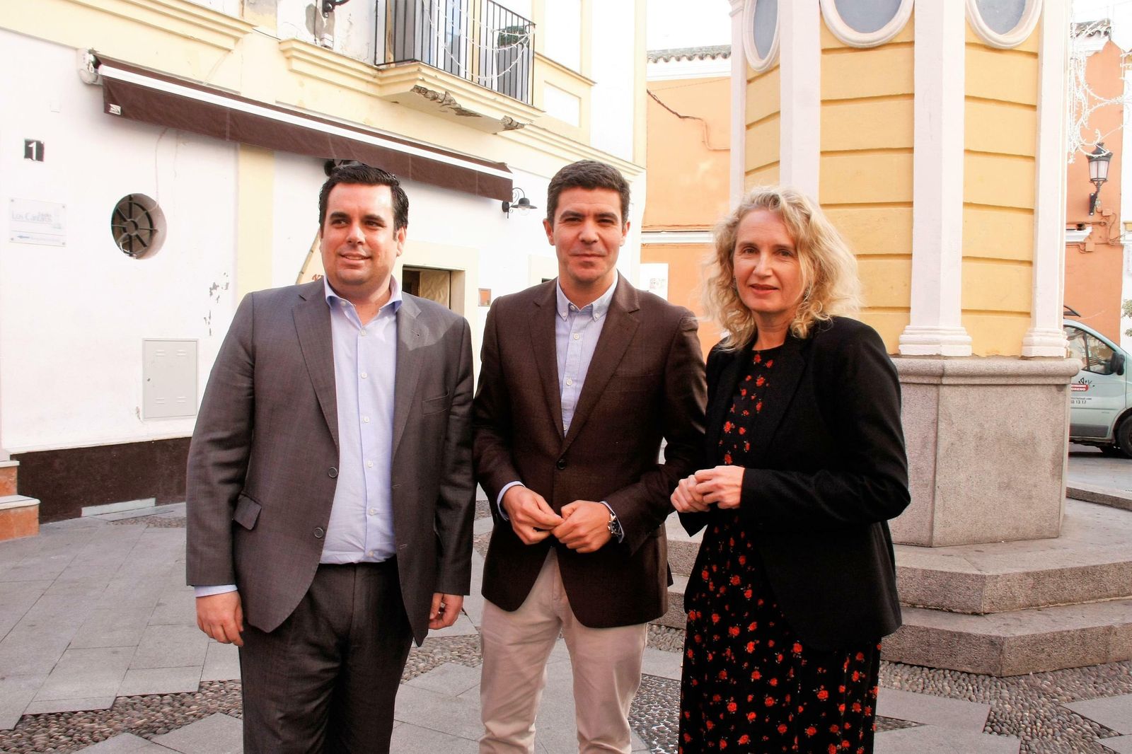 Sergio Romero (en el centro), junto a Curro Martínez y Lola Campos, antes del encuentro.