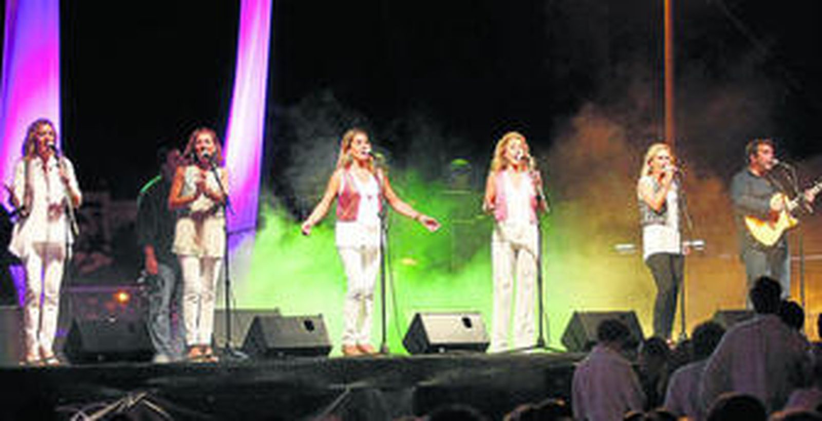 El grupo Siempre Así, durante la actuación en el nuevo parking de la pasarela peatonal.
