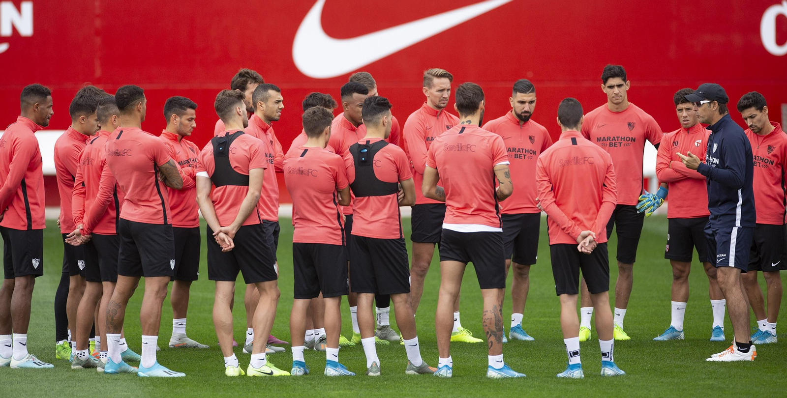 La plantilla del Sevilla escucha a Julen Lopetegui en un entrenamiento.