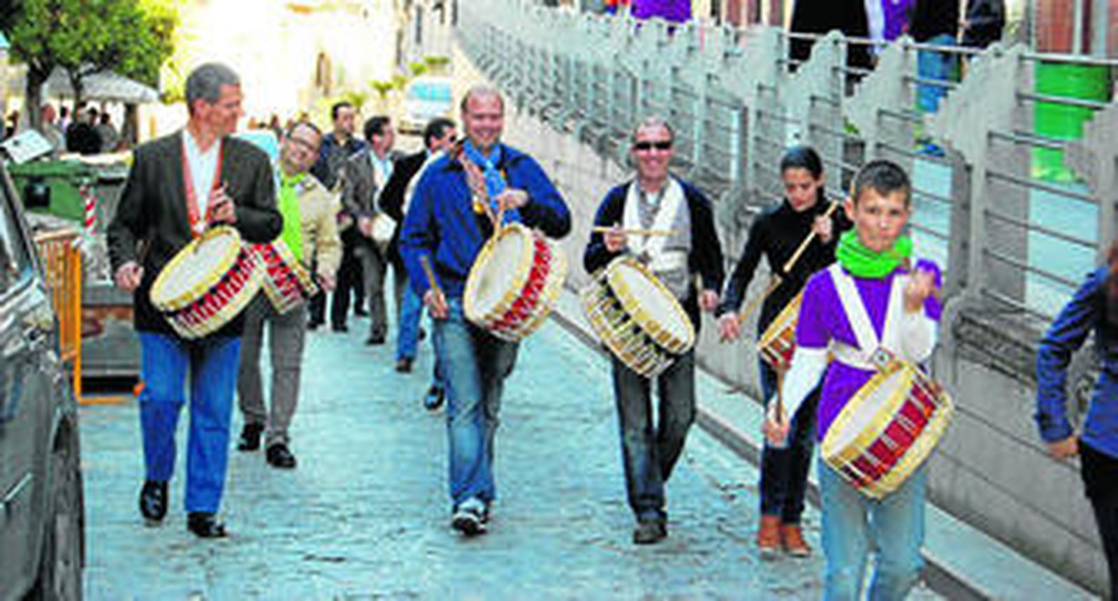 Unos ciudadanos celebran la víspera del Día de San José con sus tambores.