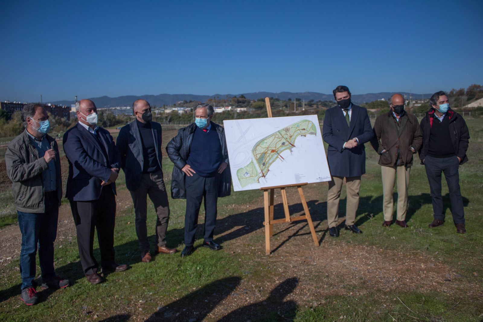 El alcalde de  Córdoba , José María Bellido, y el presidente de  la Gerencia Municipal de  Urbanismo, Salvador Fuentes, visitan las obras del Parque de Levante .